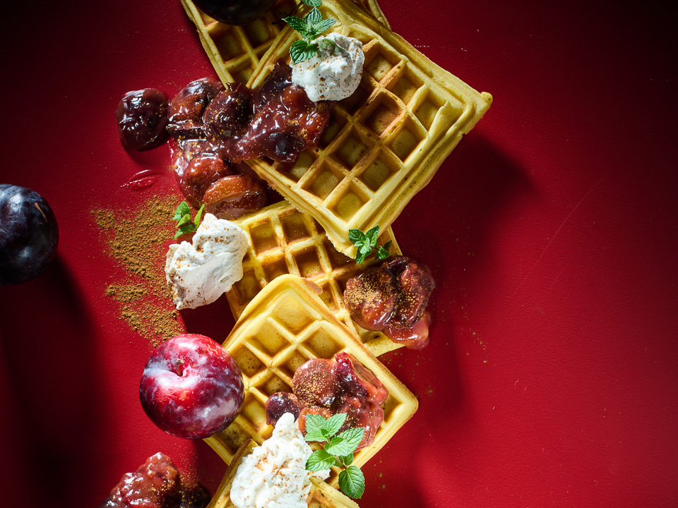 Waffeln mit Pflaumen und Zimtsahne