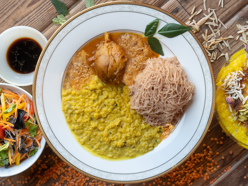 Kukul Mas Kari saha String Hoppers (Hähnchencurry mit String Hoppers)