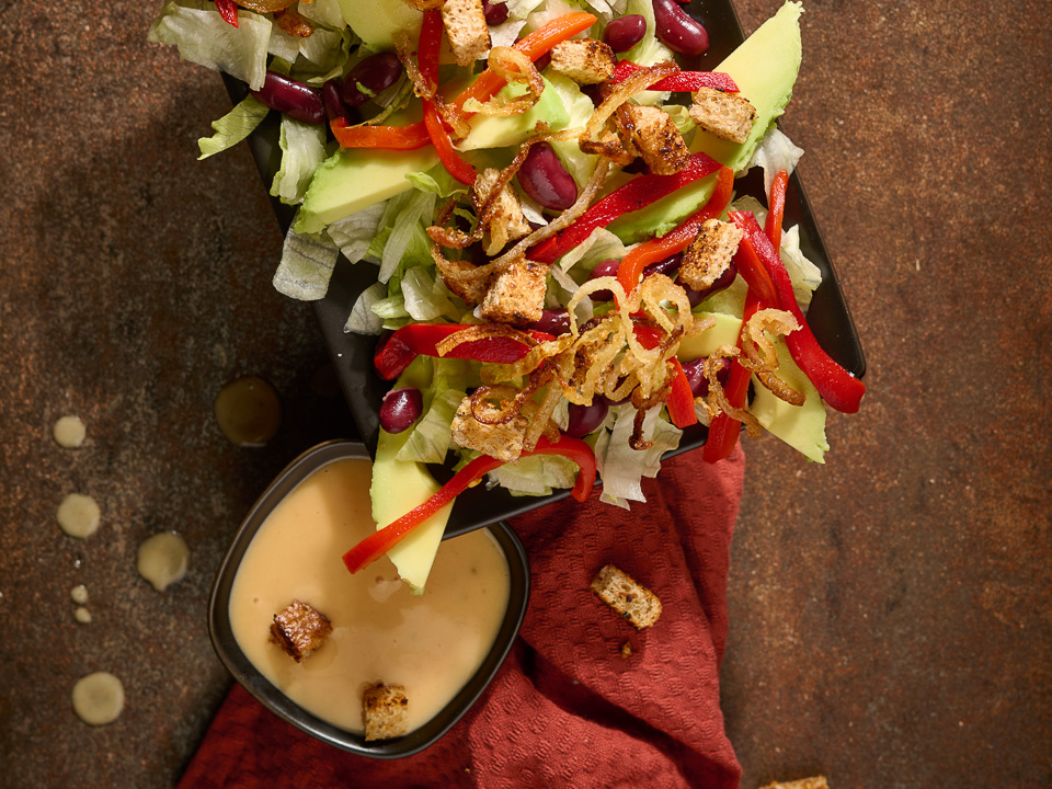 Salat mit Kidneybohnen, Avocado und Croûtons