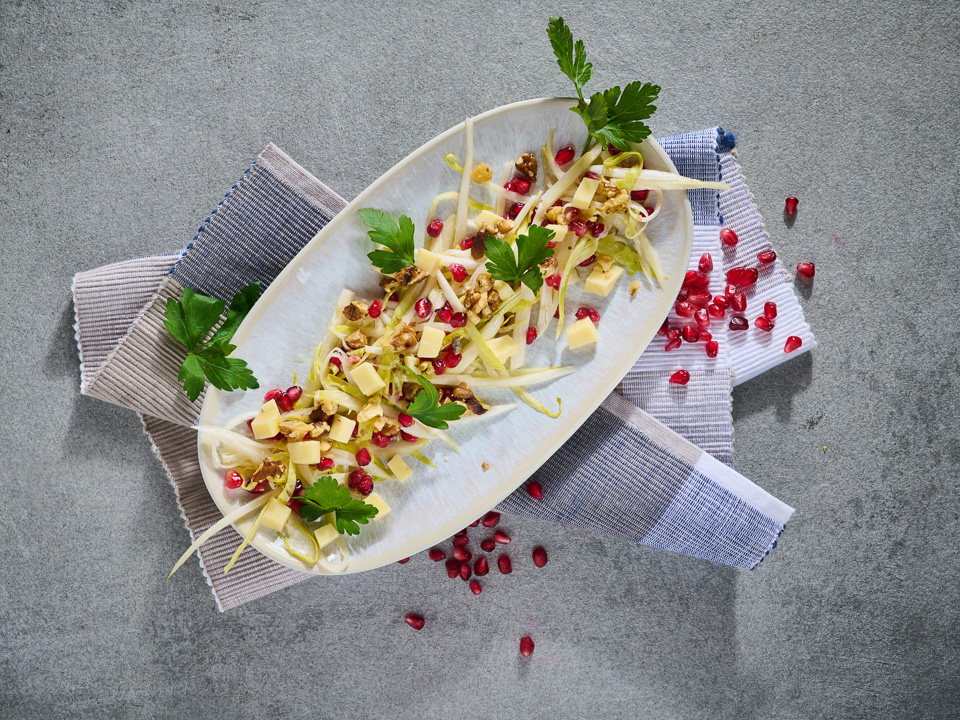 Chicoréesalat mit Granatapfelkernen