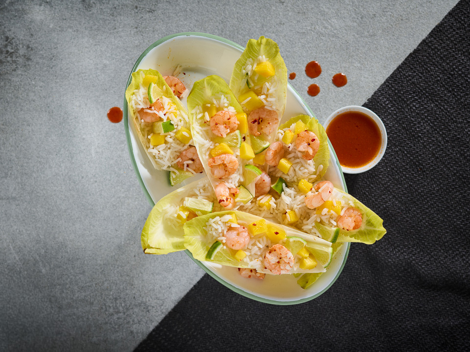 Chicoréeschiffchen mit Reis und Garnelen