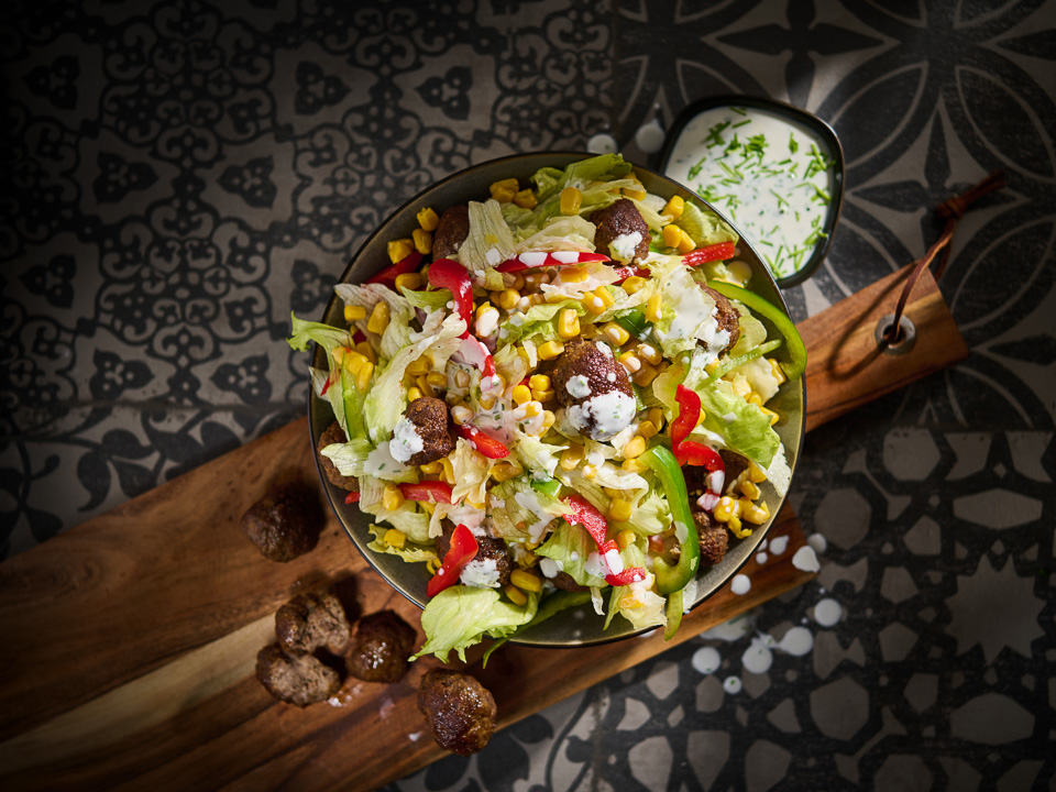 Eisbergsalat mit Fleischbällchen