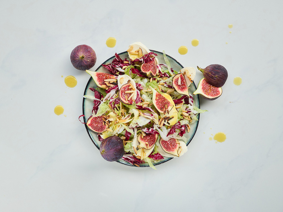Mozzarella und Feigen auf Eisbergsalat