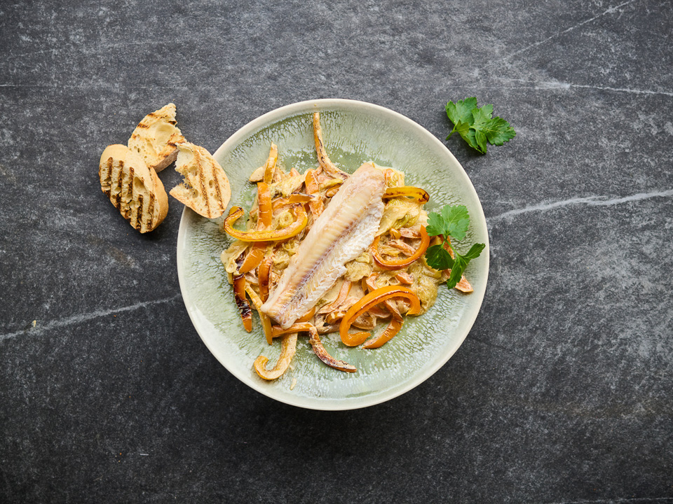 Geschmorter Eisbergsalat mit Seelachsfilet