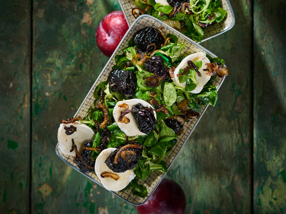 Feldsalat mit Ziegenkäse und Pflaumen