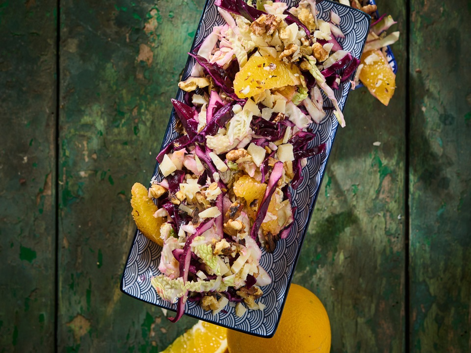 Gemischter Kohlsalat mit Orangen und Walnüssen