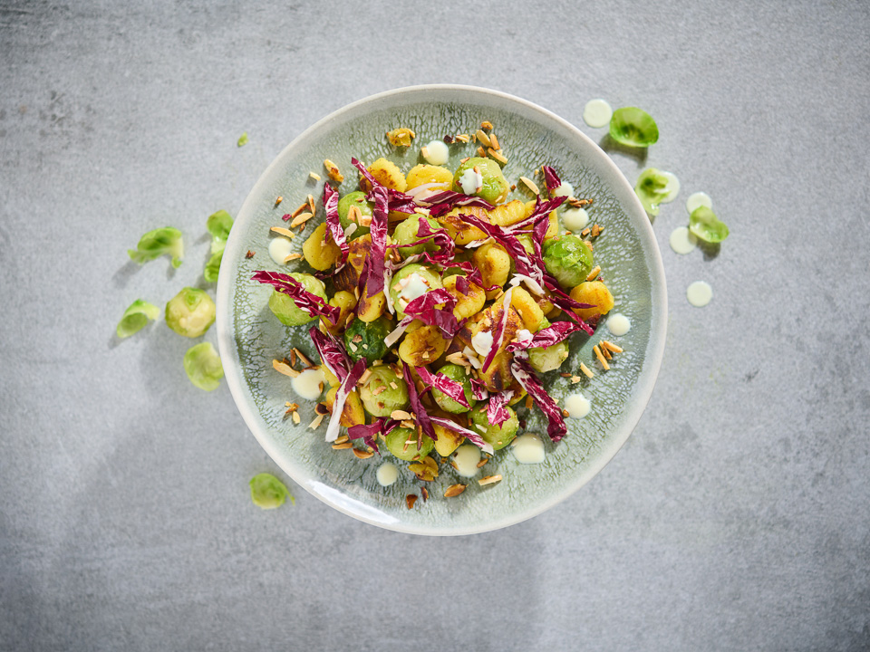 Salat mit Rosenkohl, Gnocchi und Radicchio
