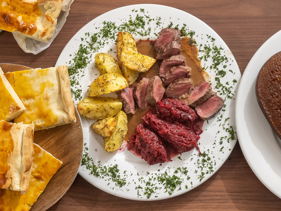 Comber z sarny z ciepły burak (Rehrücken mit Roter Bete)