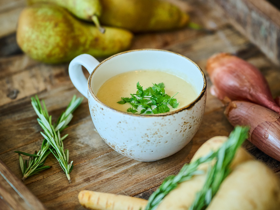 Pastinakensuppe mit Birnenchutney