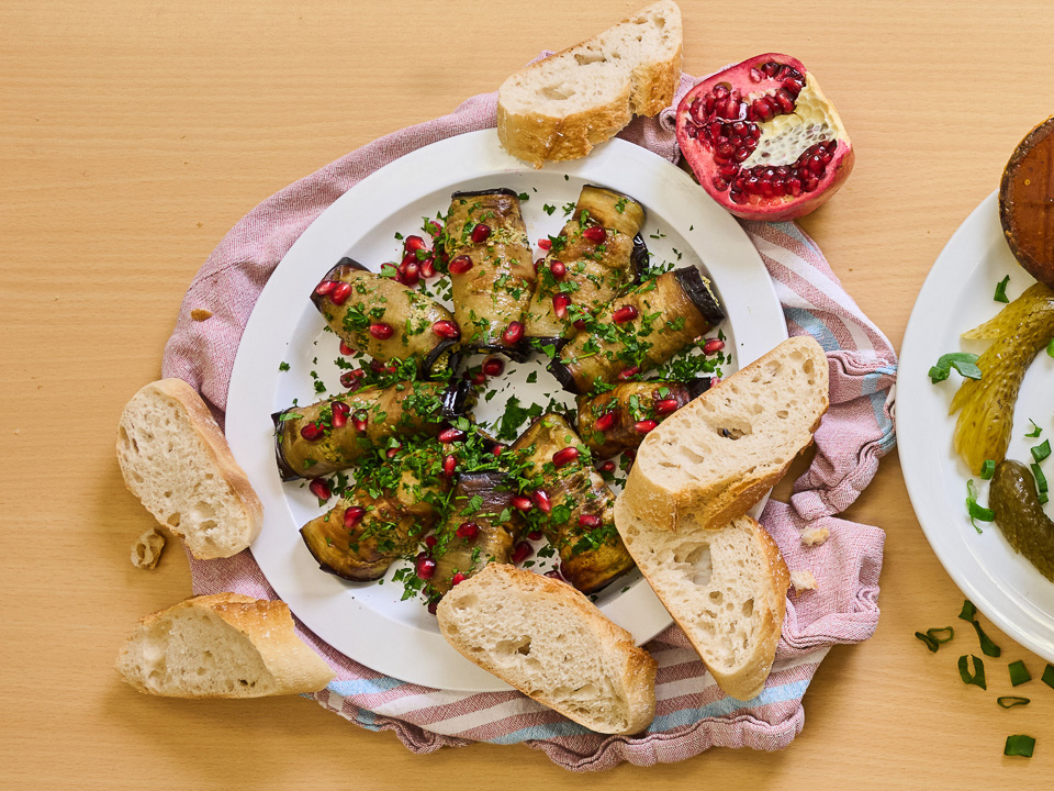 Badridschani (Auberginenröllchen mit Walnussfüllung)