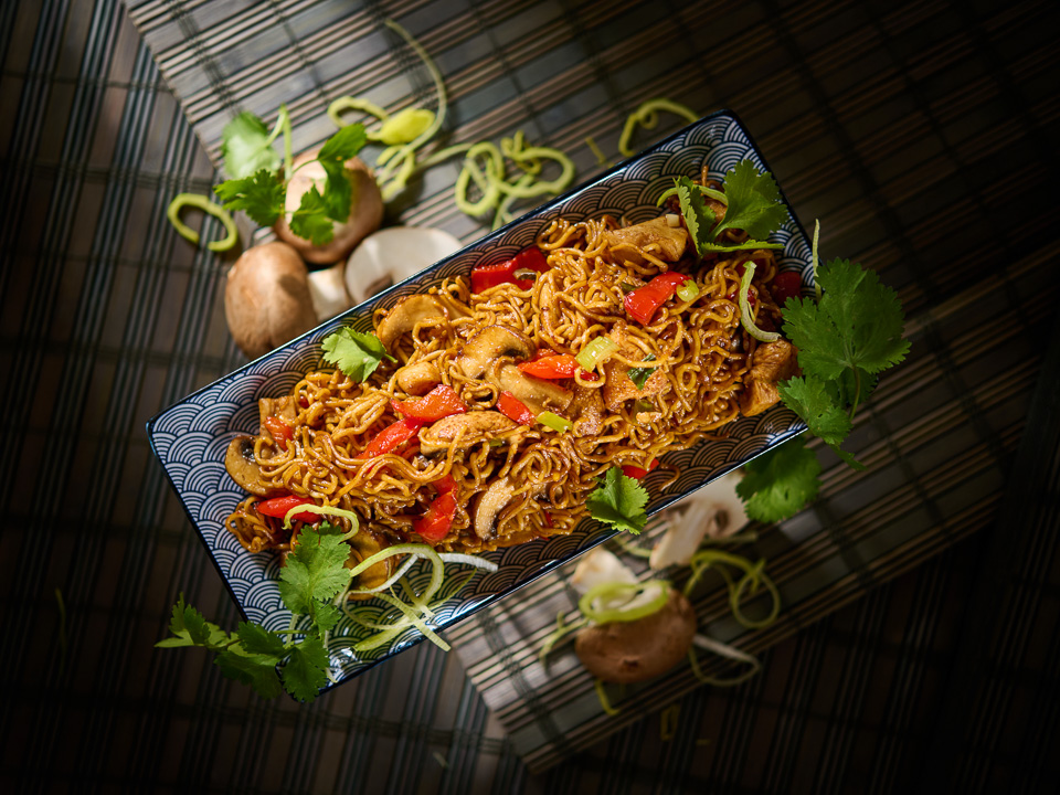 Champignons mit Mie-Nudeln und Hähnchen aus dem Wok