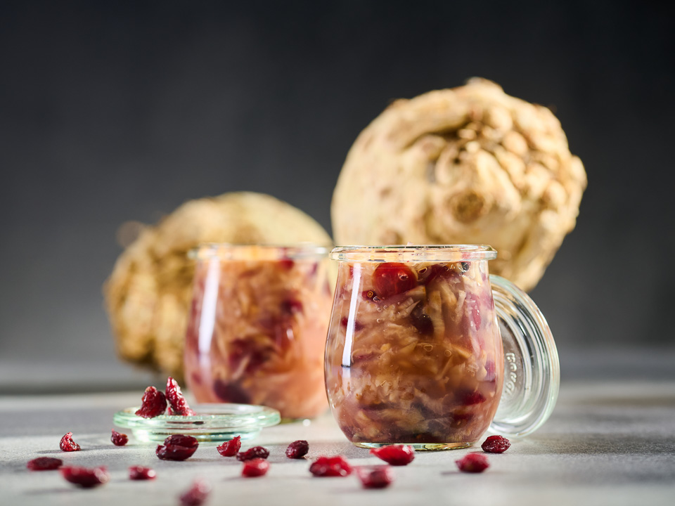 Eingelegter Knollensellerie mit Cranberrys