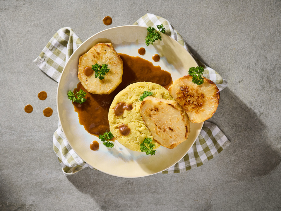 Gebratene Knollenselleriescheiben mit dunkler Soße