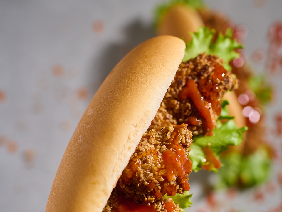 Knusperhähnchen im Hotdog-Brötchen