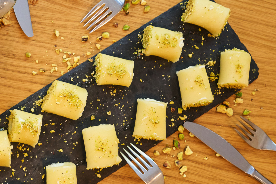 Halawa (Irakische Süßspeise mit Käse und Pistazien)