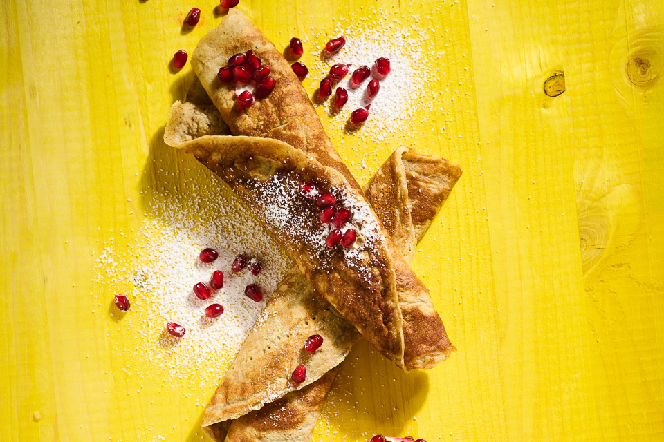 Matcha-Hafermilch-Pfannkuchen mit Granatapfel