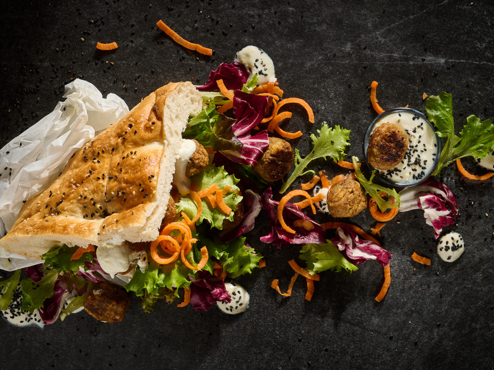 Falafeltasche mit Möhren und Zitronensoße