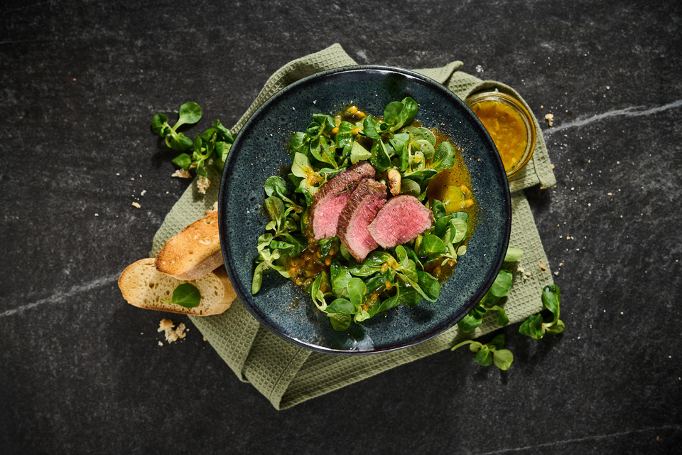 Lammlachs auf Feldsalat mit Passionsfrucht-Dressing