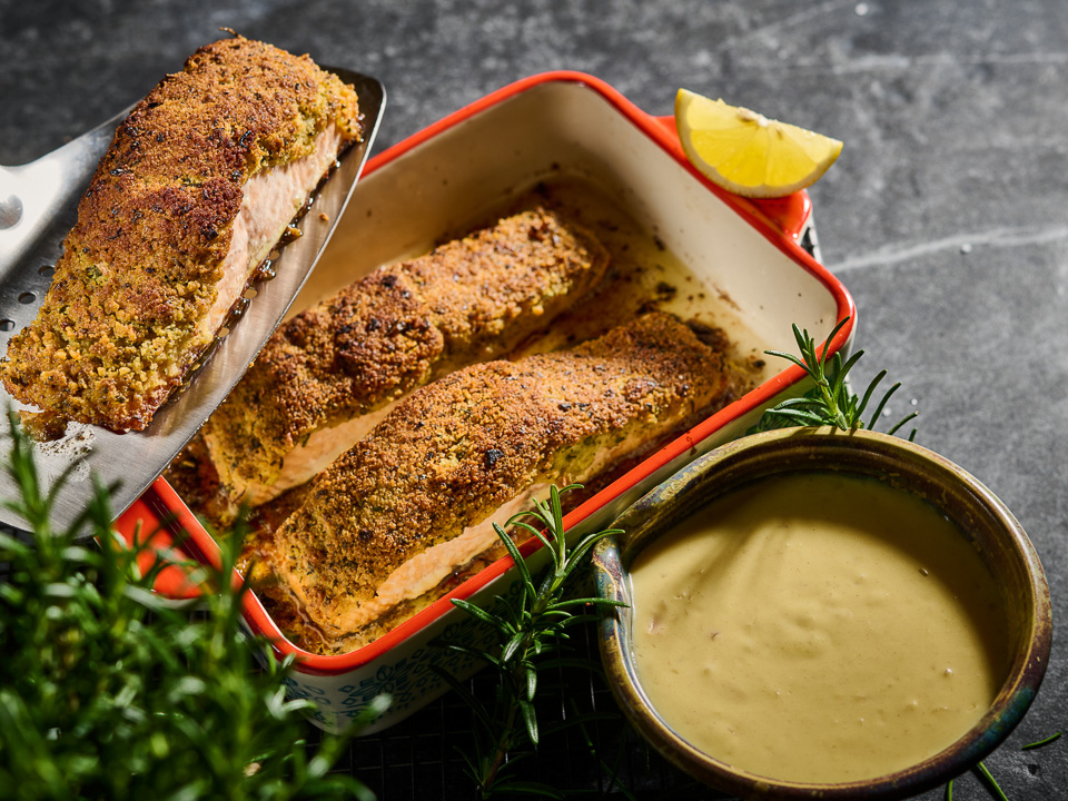 Lachs unter der Kräuterkruste mit Weißweinsoße