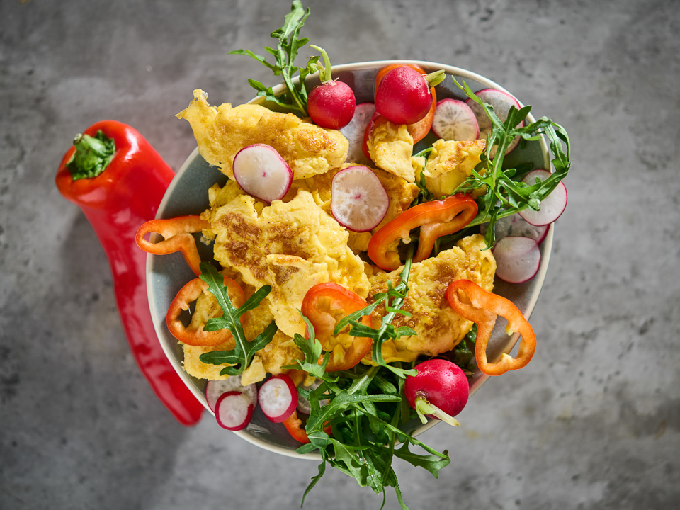 Rührei mit Radieschen, Rucola und Paprika