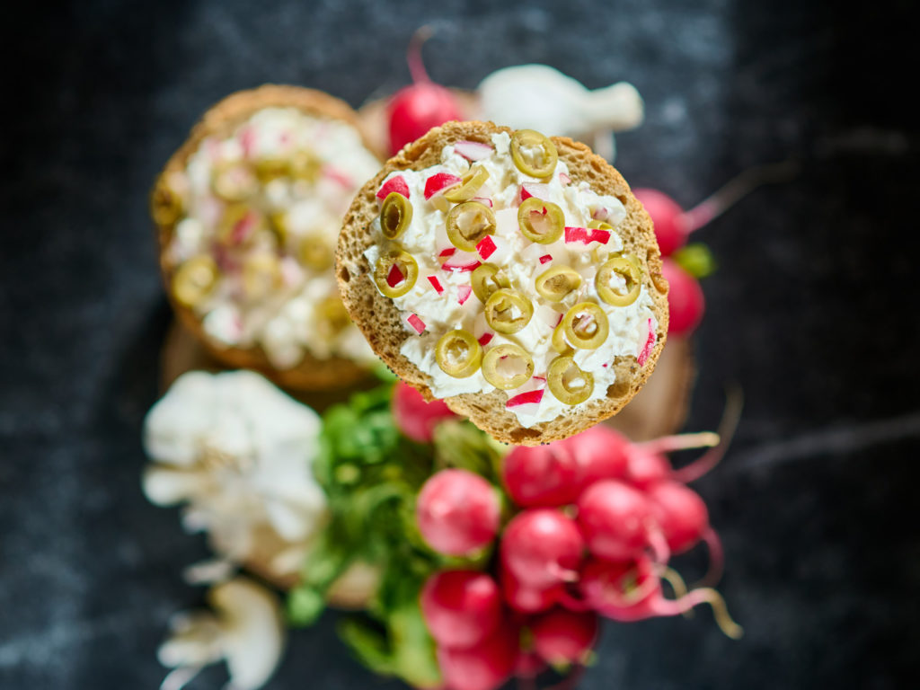 Radieschenaufstrich auf Vollkornbrötchen