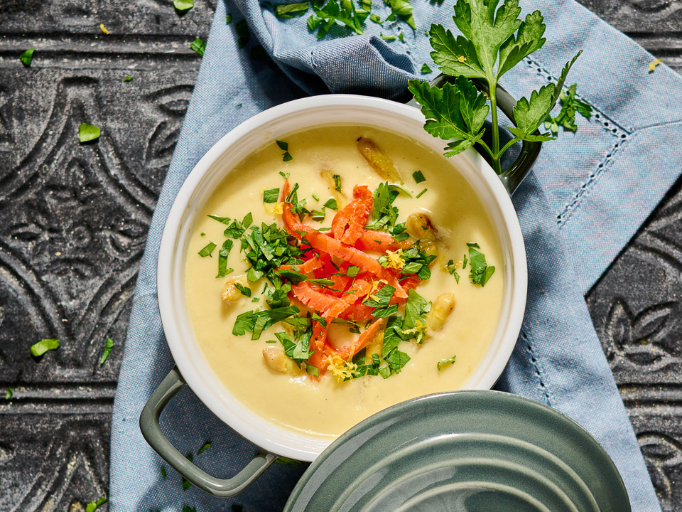 Spargelcremesuppe mit Räucherlachs