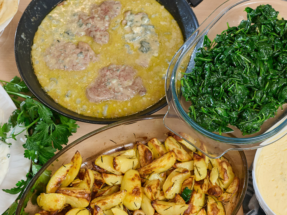 Fettine al gorgonzola con erbe e patate al forno (Kalbsfilet in Gorgonzolasoße mit „Gras“ und Rosmarinkartoffeln)