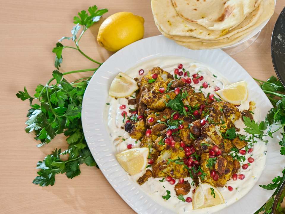 Firinda sebze, tahinli yoğğurt ve bazlama (Röstgemüse mit Tahin-Joghurt und Pfannenbrot)