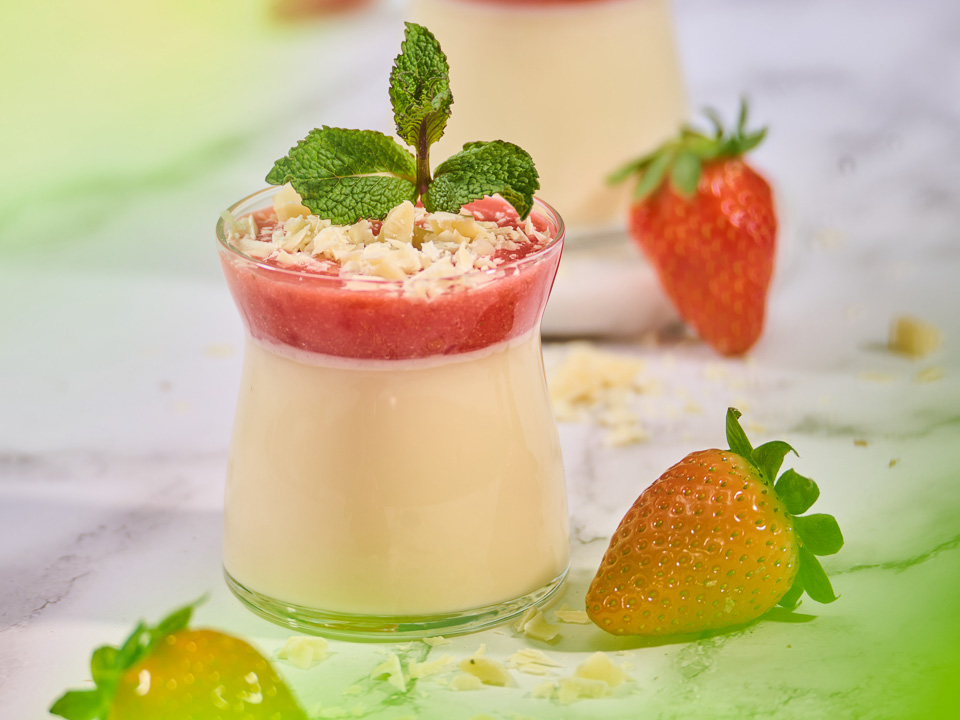 Panna cotta mit Erdbeertopping und weißer Schokolade
