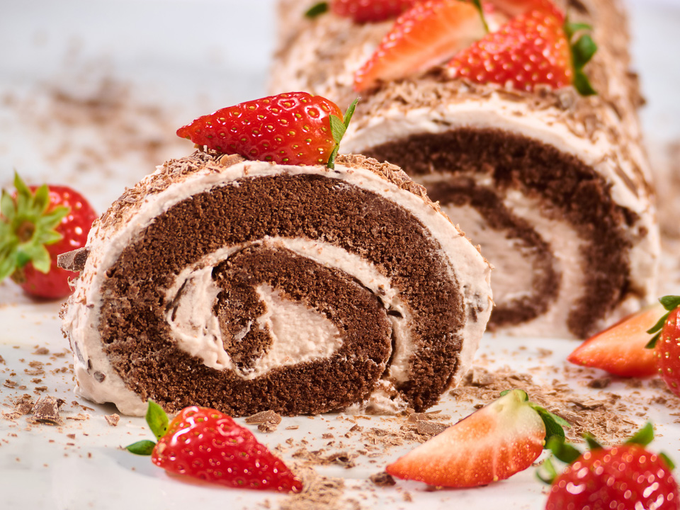 Schokobiskuitrolle mit Erdbeeren