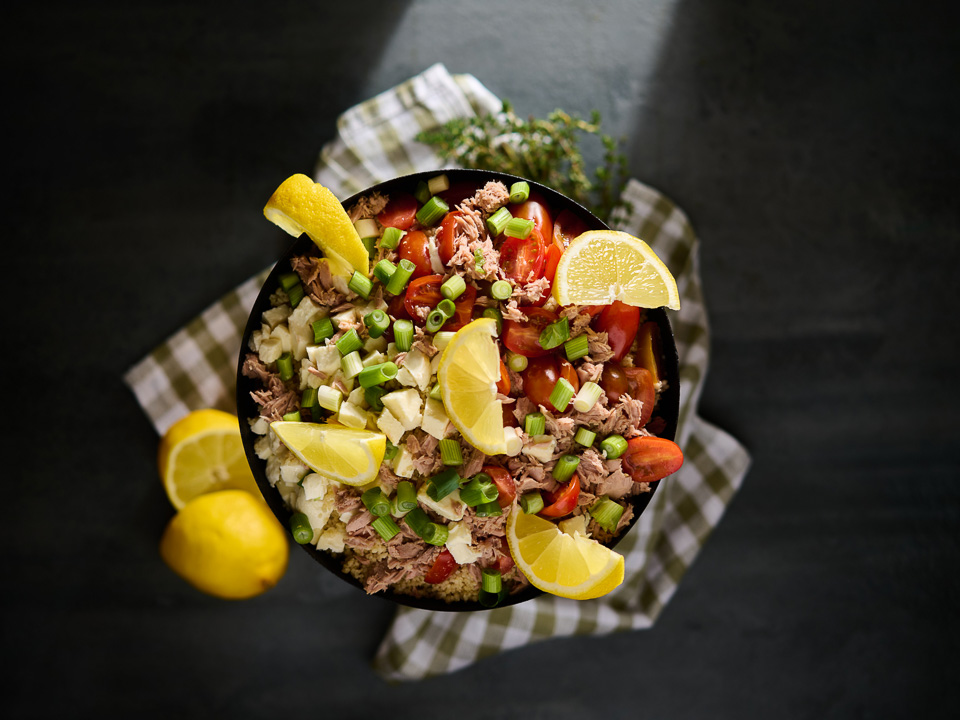 Couscous-Tomaten-Bowl mit Mozzarella und Thunfisch