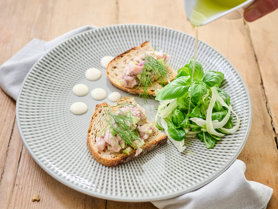 Matjestatar auf geröstetem Brot