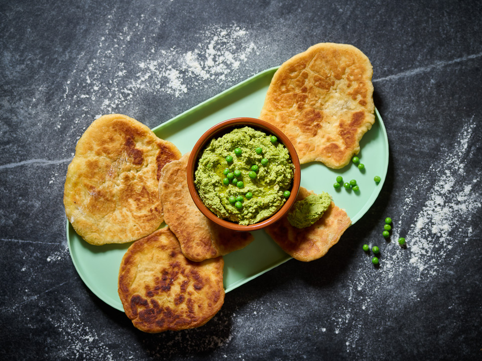 Erbsen-Hummus mit Pfannenbrot