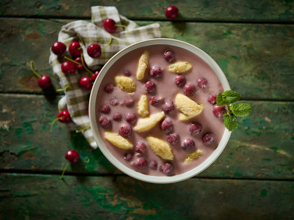Kalte Kirschsuppe mit Grießklößen