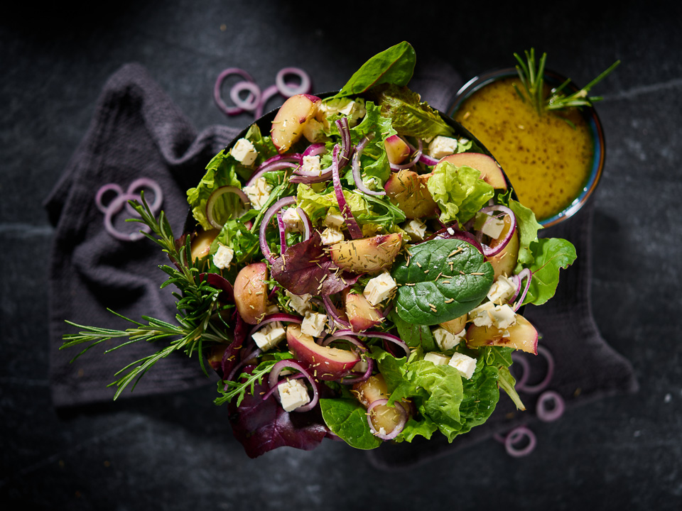 Salat mit karamellisiertem Plattpfirsich