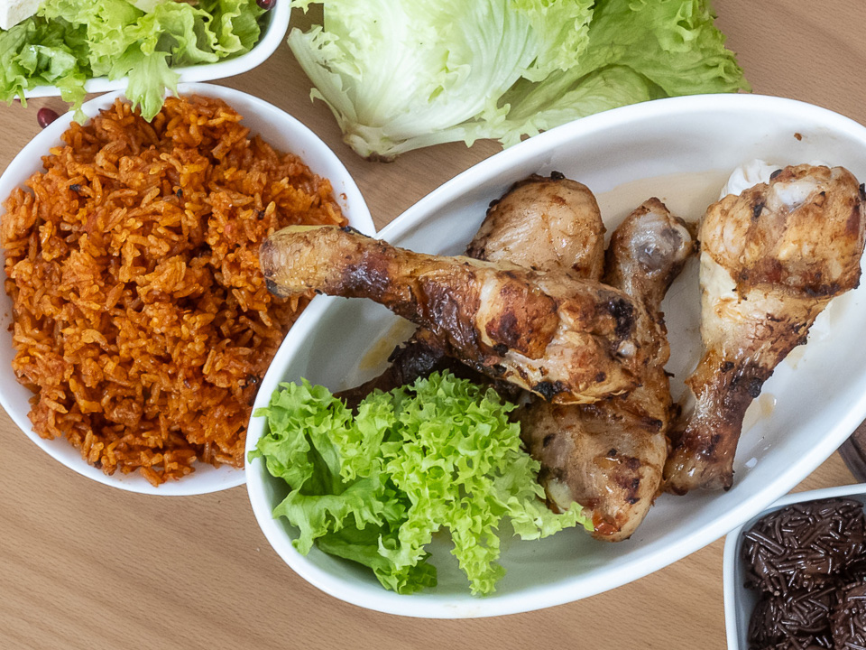 Jollof Rice (Tomatenreis mit Hähnchenschenkeln)