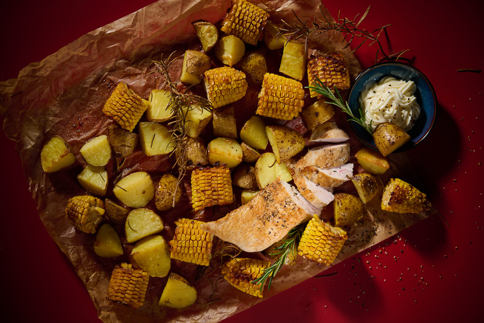 Zuckermais und Kartoffeln aus dem Ofen mit Putensteaks