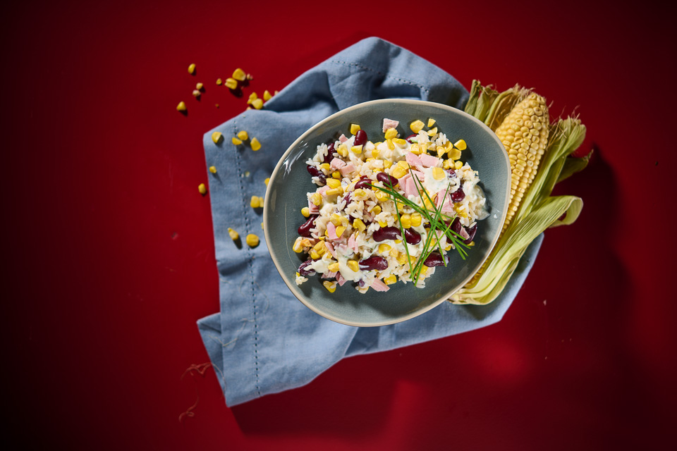 Reissalat mit Zuckermais und Schinken