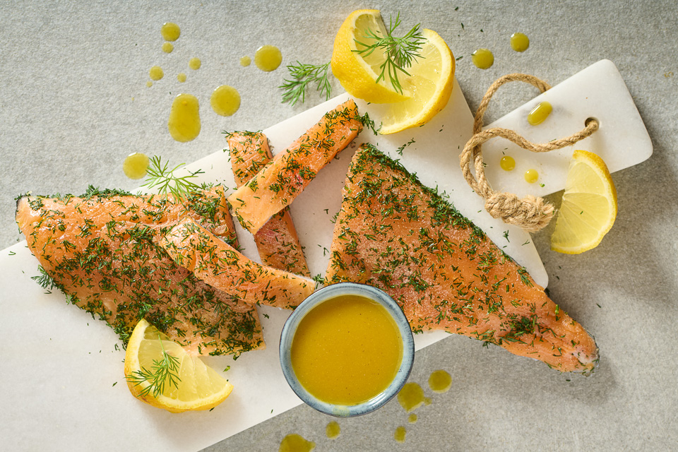 Gebeizte Lachsforelle mit Honig-Senf-Dressing
