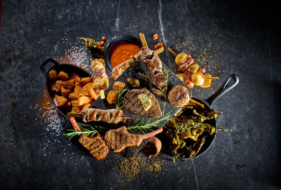 Tapas-Grillplatte mit Mojo Rojo, Patatas Bravas und Pimientos de padron