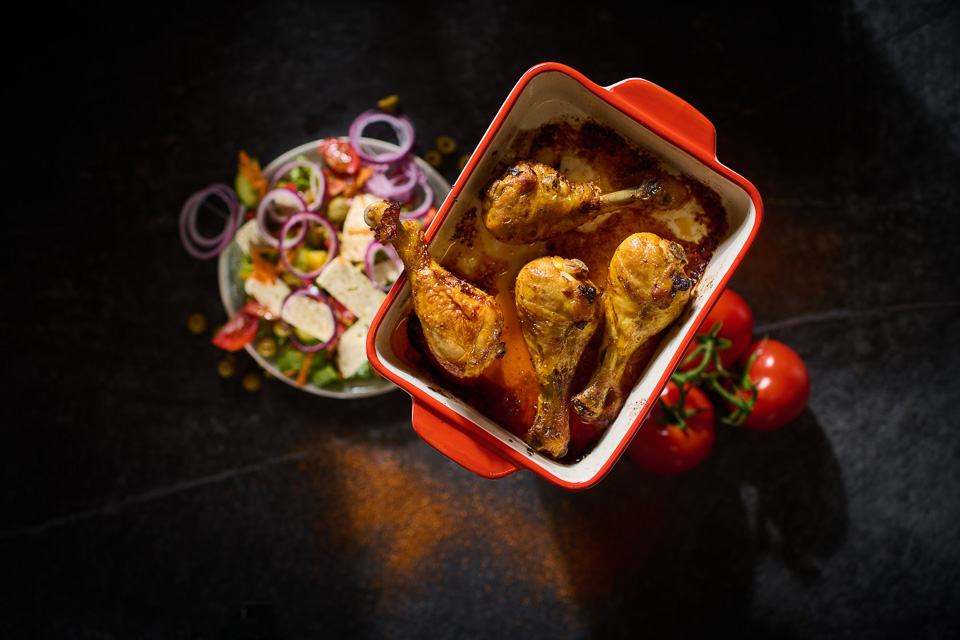 Drumsticks mit buntem Salat