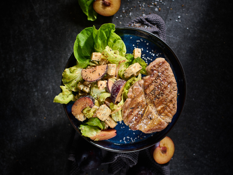 Nackensteaks vom Grill mit Pflaumen-Käse-Salat
