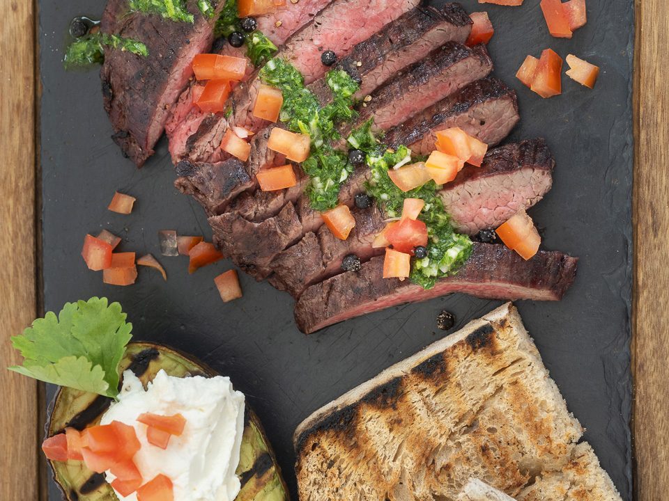 Gegrilltes Flanksteak mit Chimichurri