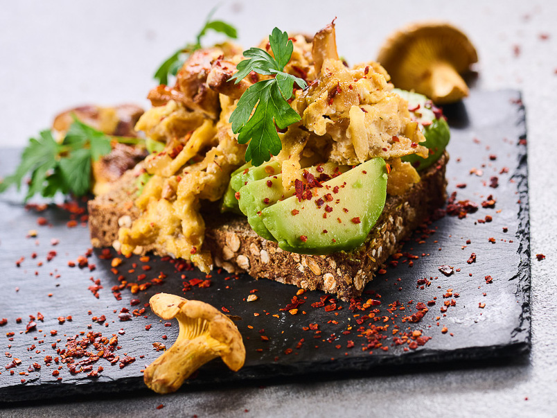 Rührei mit Pfifferlingen auf Avocadobrot