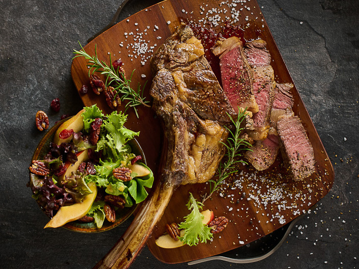 Tomahawk-Steak mit Birnen-Pekannuss-Salat