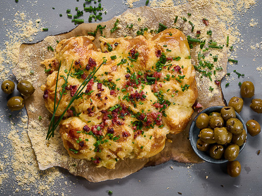 Gezupftes Laugengebäck mit Käse und Schinken