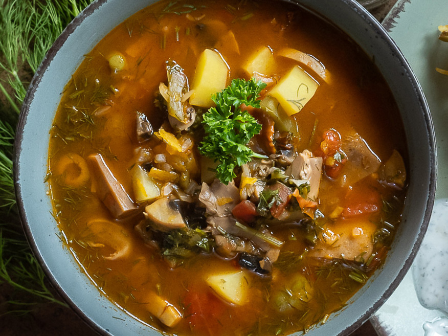 Gribnaja soljanka (Pilzsuppe auf russische Art)
