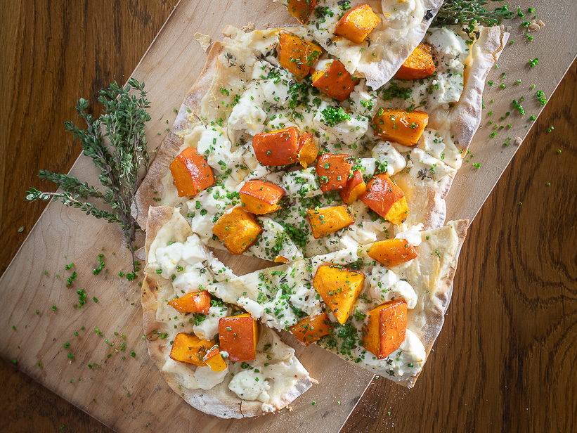 Flammkuchen mit Kürbis und Ziegenkäse