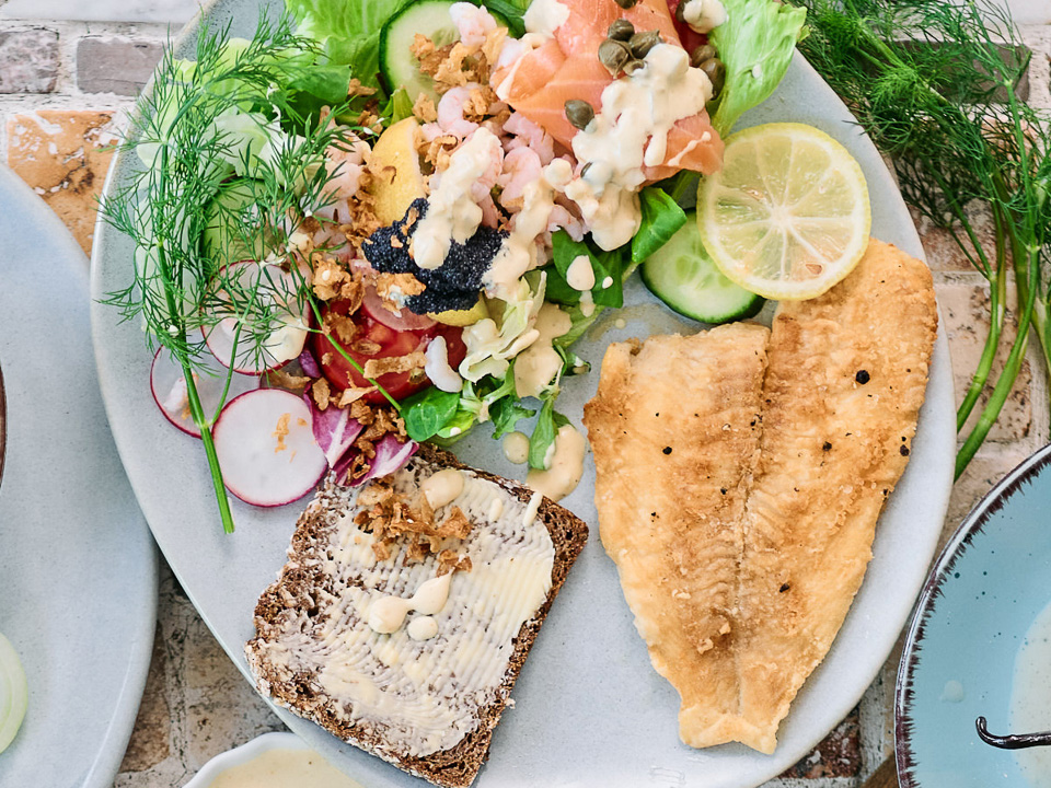 Rødspættefilet med salat og rugbrød (Schollenfilet mit Salat und Schwarzbrot)