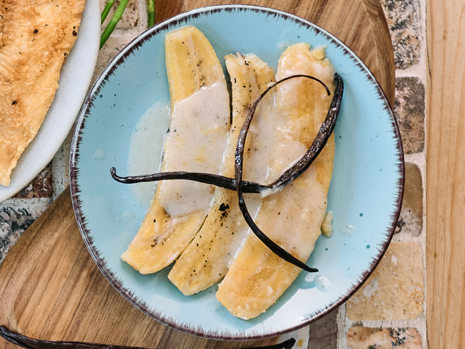 Sawaba akondrolahy sy voanio (Kochbananen mit Kokosmilch)